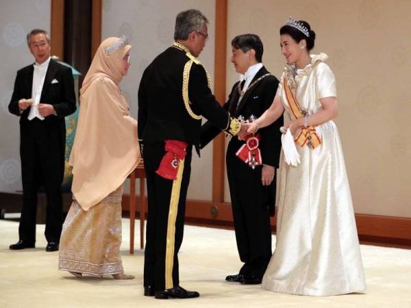 Sultan Abdullah dan Tunku Azizah menzahirkan ucapan tahniah kepada Maharaja Naruhito dan Maharani Masako atas Pertabalan sebagai Maharaja ke-126 Jepun pada Majlis Santapan anjuran Maharaja Naruhito dan Maharani Masako di Istana Imperial sempena Upacara Pertabalan Maharaja Jepun ke-126 malam tadi. - Foto Bernama