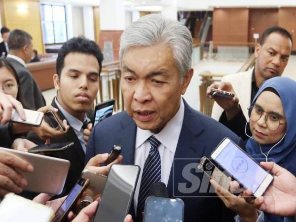 Ahmad Zahid ketika ditemui media di lobi Parlimen hari ini. - Foto ROSLI TALIB