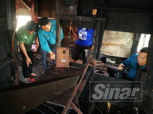 Pemeriksaan oleh JAS Kedah terhadap kebocoran minyak diesel di perairan Sungai Merbok hari ini.