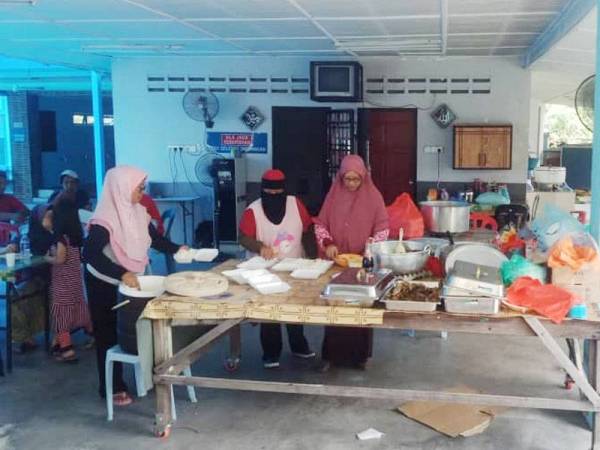 Penyediaan makanan untuk mangsa banjir di pusat penempatan sementara di Pontian. -Foto APM Johor