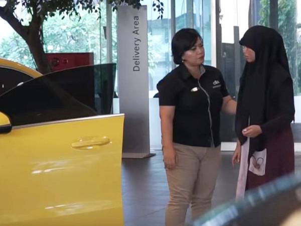 Youtuber dari Indonesia Ria Ricis kembali jadi bualan apabila menyamar sebagai pengemis untuk membeli sebuah kereta mewah di sebuah bilik pameran.- Foto Agensi