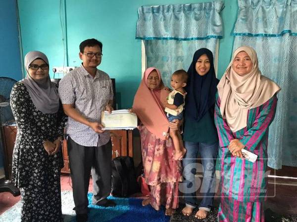 Dr Azam menyampaikan bantuan kepada waris Allahyarham Surawati Mohd di Kampung Gong Merawang, Rhu Muda, Marang, Terengganu pada 19 Oktober lalu.