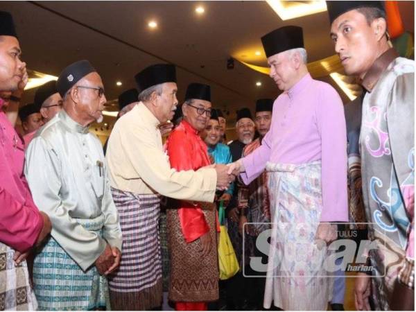 Sultan Nazrin bersalaman dengan hadirin selepas menyampaikan titah sempena Persidangan Jawatankuasa Kariah Peringkat Negeri Perak di Pusat Konvensyen Casuarina@Meru, Bandar Meru Raya di sini hari ini.