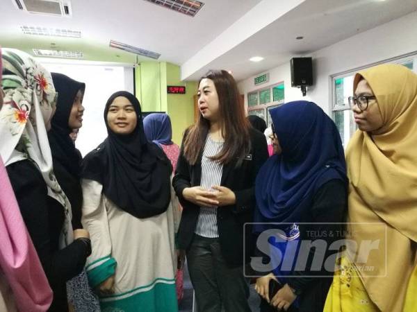 Cai Tung (tiga,kanan) berbual dengan peserta program selepas merasmikan 'Young Women Bootcamp 2019' di UTM, Skudai, hari ini.