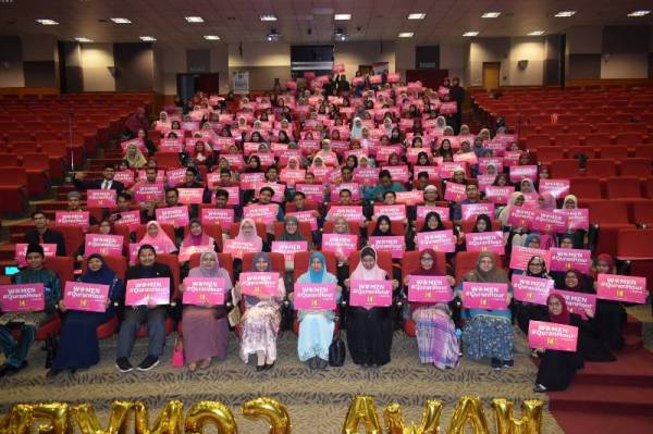 WAN HASNI (duduk, tengah) bersama tetamu dan pelajar USIM yang menyertai Women #QuranHour: Wanita Inspirasi Negara sempena Konvenysen Hawa 2019 di USIM, Nilai, Negeri Sembilan baru-baru ini.