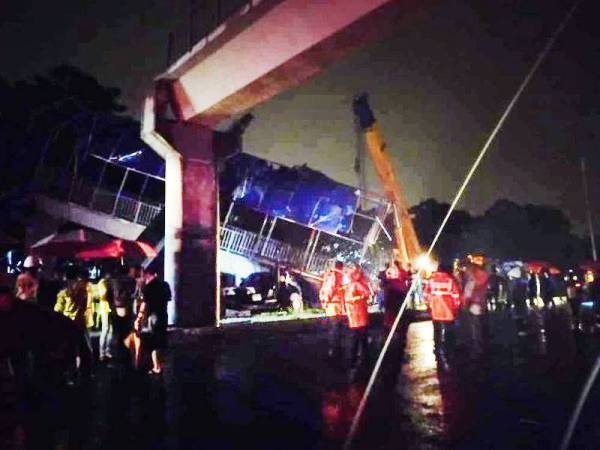 Anggota penyelamat sedang berusaha mengeluarkan mangsa yang tersepit dalam kejadian itu.