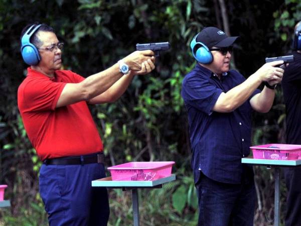 Shaharuddin (kiri) ketika demonstrasi menembak pada Program Ramah Mesra JPJ Wilayah Persekutuan Labuan Bersama Media Labuan di Lapang Sasar Tanjung Keramat petang semalam. - Foto Bernama