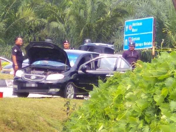 Polis sedang membuat pemeriksaan dalam sebuah kereta Toyota Vios dipercayai kenderaan suspek berhampiran persimpangan lampu isyarat Lebuhraya AMJ Serkam Merlimau Jasin, petang semalam.