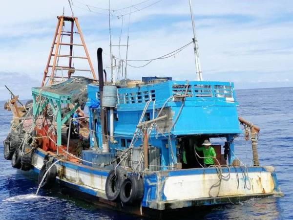 Bot disyaki milik nelayan asing ditahan APMM tengah hari kelmarin. FOTO: Ihsan APMM Pahang