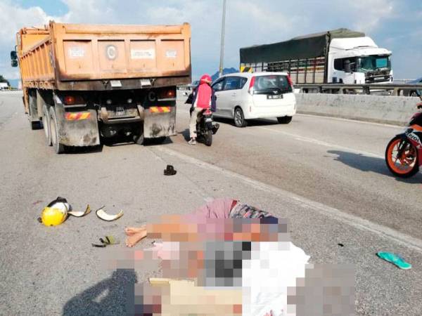 Mangsa maut di tempat kejadian selepas digilis lori di KM12 Lebuhraya MRR2. - Foto: IPD Gombak