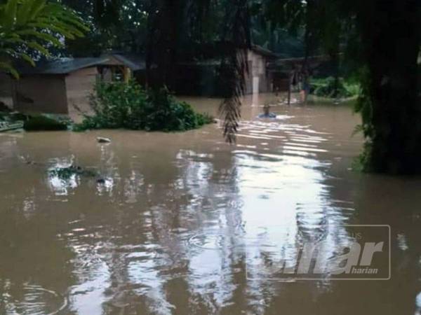 Keadaan banjir yang melanda sebuah kampung di Kuala Selangor akibat hujan lebat semalam.