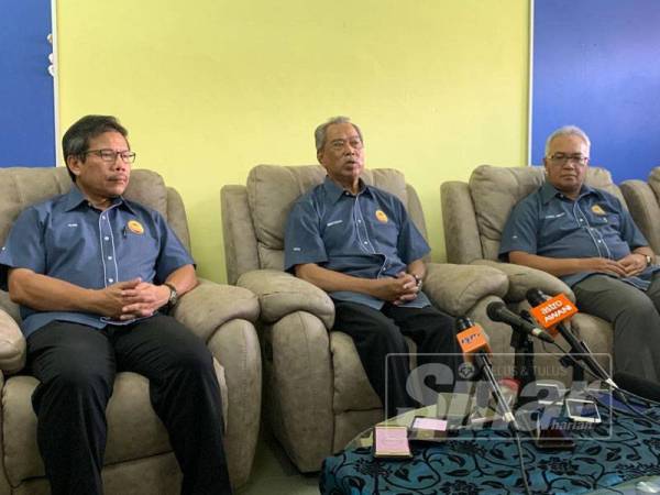 Muhyidin (tengah) selepas Majlis Ramah Mesra bersama semua agensi KDN di Ibu Pejabat Polis Daerah (IPD) Pontian petang tadi.