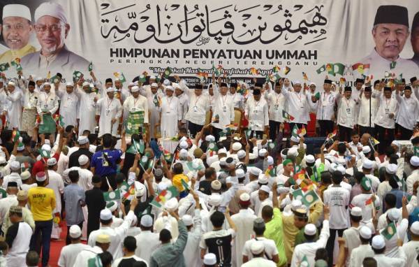 Kepimpinan tertinggi daripada kedua-dua parti bersama hadirin menyanyikan lagu Negaraku dan lagu rasmi UMNO dan Pas. - Foto ihsan Urus Setia Penerangan Darul Iman (UPDI)