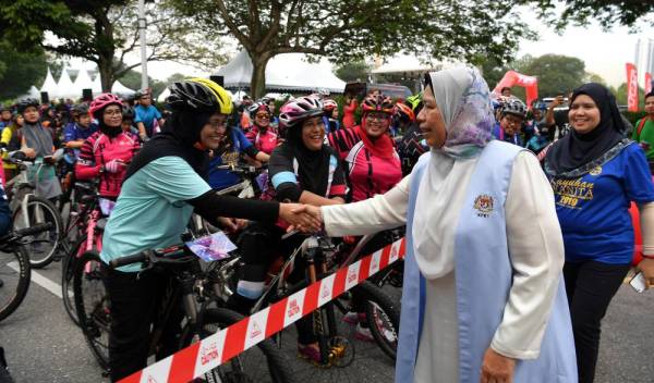 Zuraida (dua dari kanan) yang juga Penaung Program Kayuhan Wanita 2019 bersalaman dengan peserta pada Program Kayuhan Wanita 2019 di Monumen Alaf Baru Presint 2 hari ini. - Foto: Bernama