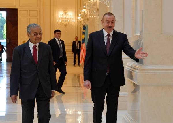 Perdana Menteri Tun Dr Mahathir Mohamad disambut Presiden Azerbaijan Ilham Aliyev setibanya di Istana Presiden semasa melakukan kunjungan hormatnya hari ini. -Foto Bernama