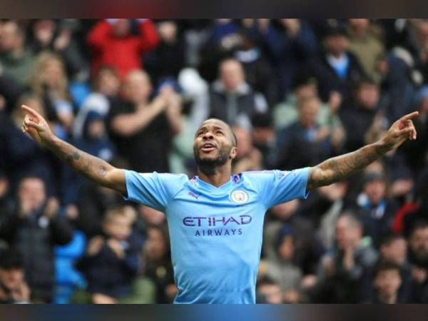 Sterling meraikan jaringan pembukaan The Citizens pada aksi liga di Stadium Etihad, sebentar tadi. - Foto Premier League