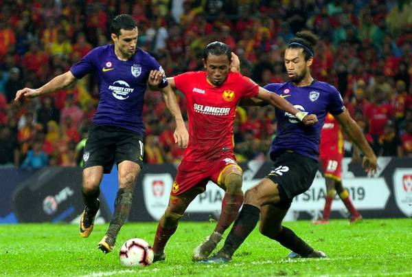 Pemain Selangor Mohd Khyril Muhymeen Zambri (tengah) diasak pemian Johor Darul Takzim (JDT) Gonzalo Babriel Cabrera Giordano (kiri) dalam perlawanan Separuh Akhir Kedua Piala Malaysia 2019 di Stadium Shah Alam hari ini. -Foto Bernama