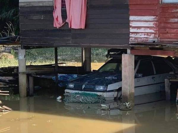 Keadaan sebuah kereta Proton Saga yang ditenggelami air, semalam.