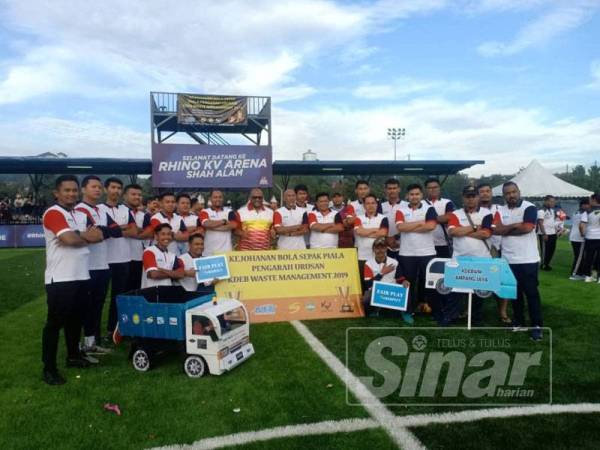 Ramli (lapan dari kiri) bersama pasukan cawangan Ampang Jaya dan kompektor yang dihasilkan sebagai menyahut tema kelestarian alam sekitar.