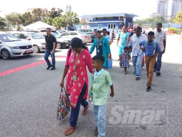 Umah Devi hadir ke Ibu Pejabat Polis Kontinjen Kuala Lumpur melawat suaminya, Saminathan hari ini.