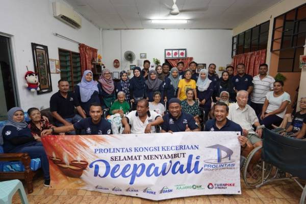 Lebih 100 kakitangan Prolintas bergotong royong untuk memberikan keceriaan sambutan Deepavali kepada empat rumah kebajikan warga emas sekitar jajaran lebuh raya kendaliannya.