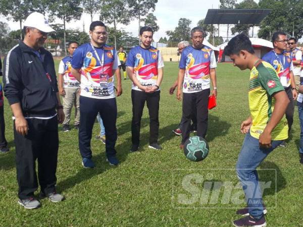 Amiruddin (kiri) turut mempamerkan bakat dalam mengimbangi bola bersama pakar gaya bebas, Nik Khairul Anuar Iskandar Abdullah (kanan) selepas Karnival Bulan Sukan Negara Peringkat Kubang Pasu hari ini.