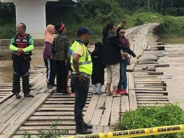 Farah bersama tiga puterinya menunggu di lokasi kejadian di Sungai Mela, Lipis, Pahang.