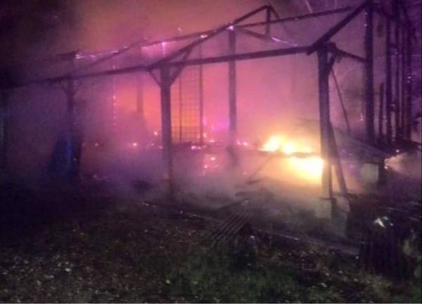 Sebuah bangunan pejabat terbakar di Ladang Kemasan, Batu 4, Jalan Kampung Kuantan di sini tengah malam tadi. 