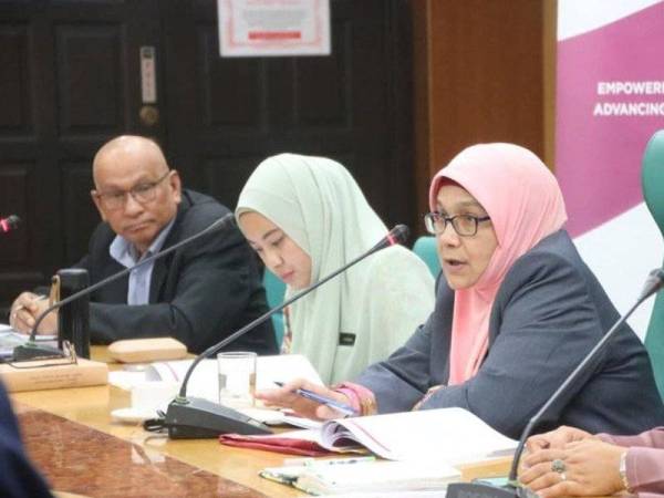 Mariah (dua dari kanan) mempengerusikan pembentangan hasil penyelidikan dan perbincangan meja bulat program mikrokredit Hijrah di Bilik Mesyuarat Majlis Tindakan Ekonomi Selangor di bangunan Setiausaha Kerajaan Negeri Selangor di sini Jumaat lalu. -Foto:Facebook IWB