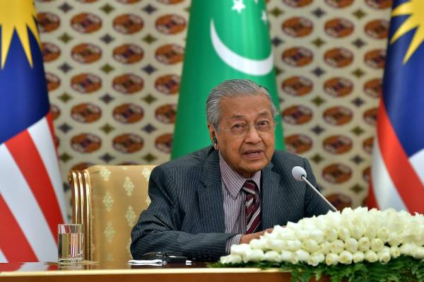 Dr Mahathir bercakap pada sesi bersama media dan mesyuarat delegasi pada Majlis Sambutan Rasmi di Istana Presiden sempena lawatan rasminya selama dua hari ke Ashgabat Turkmenistan hari ini. -Foto Bernama