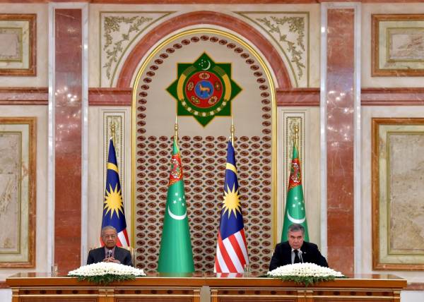 Dr Mahathir bersama Presiden Turkmenistan Gurbanguly Berdimuhamedov (kanan) bercakap pada sesi bersama media dan mesyuarat dua hala pada Majlis Sambutan Rasmi di Istana Presiden sempena lawatan rasminya selama dua hari ke Ashgabat Turkmenistan hari ini. -Foto Bernama