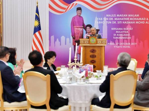 Dr Mahathir berucap pada Majlis Makan Malam Bersama Rakyat Malaysia sempena lawatan rasmi dua hari di Ashgabat. - Foto Bernama