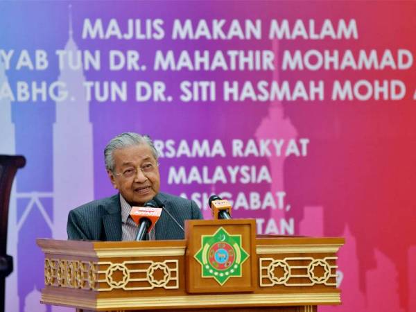 Perdana Menteri, Tun Dr Mahathir Mohamad berucap pada Majlis Makan Malam Bersama Rakyat Malaysia di sini sempena lawatan rasmi dua hari di Ashgabat. - Foto Bernama