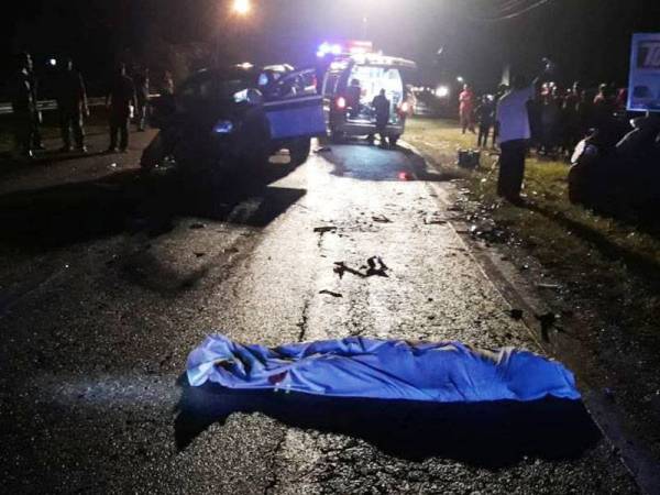 Dua pemuda orang asli maut selepas kereta dinaiki mereka terbabit dalam kemalangan di KM6 Jalan Jerantut-Maran di sini malam tadi. - Foto Ihsan bomba