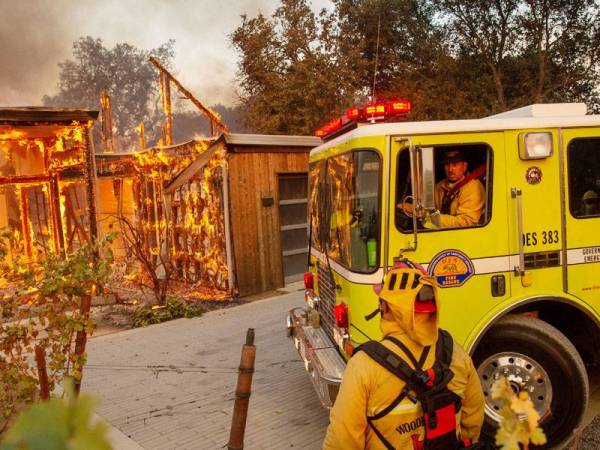 Anggota bomba berada di sebuah lokasi kebakaran ketika Kincade Fire di Healdsburg, California semalam. - Foto AFP