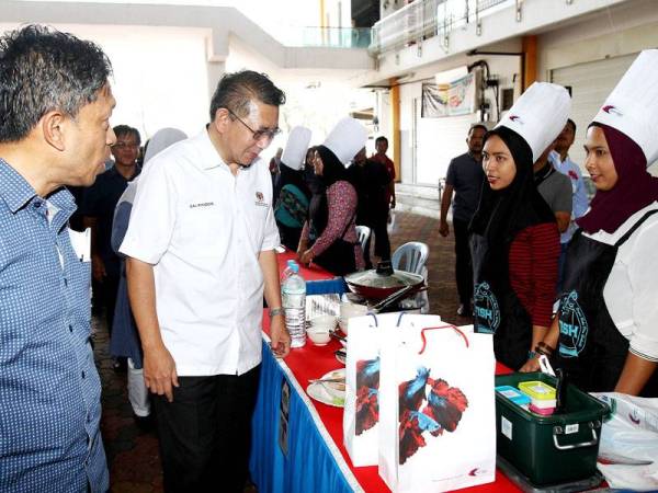 Salahuddin ketika melawat ruang pameran pada sambutan Hari Perikanan di Pusat Perdagangan Pontian. - Foto ASRIL ASWANDI SHUKOR