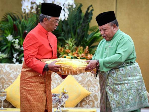 Al-Sultan Abdullah (kiri) berkenan menerima pingat Darjah Kerabat Baginda Tuanku Syed Putra Jamalullail (DK) daripada Raja Perlis pada Istiadat Persembahan DK Baginda Tuanku Syed Putra Jamalullail di Istana Negara hari ini. - Foto Bernama