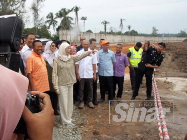 Wan Azizah ketika meninjau projek menaiktaraf dan pembinaan tebatan pencegah banjir Sungai Belat di sini sempena lawatan kerja beliau ke Kuantan hari ini.