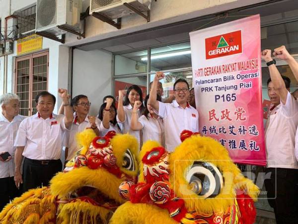 Dominic ( depan, sebelah banting) merasmikan pusat operasi Gerakan bagi PRK Tanjung Piai di Taman Utama Pekan Nenas di sini hari ini.