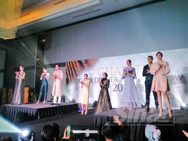 Pentas peragaan mempamerkan koleksi menggunakan fabrik songket pada Majlis Amal Gala Dinner Fashion Show 2019. 