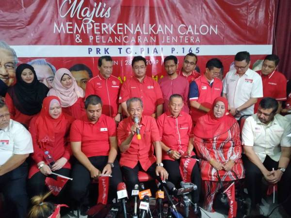 Muhyiddin tengah pada sidang media selepas mengumumkan Ketua Bersatu Bahagian Tanjung Piai, Karmaine Sardini sebagai calon PH pada Pilihan Raya Kecil (PRK) Parlimen Tanjung Piai,