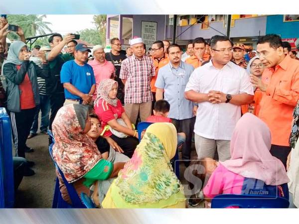 Amirudin mendengar taklimat mengenai kejadian banjir melanda beberapa kawasan di Kuala Selangor di PPS SK Parit Mahang hari ini.