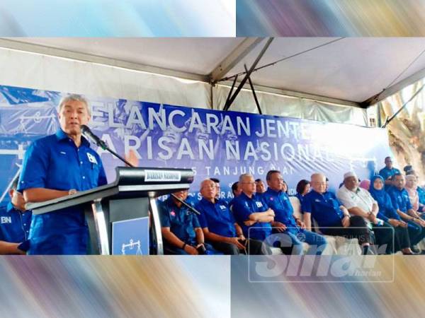 Zahid berucap pada Majlis Pelancaran Jentera BN PRK Parlimen Tanjung Piai hari ini.