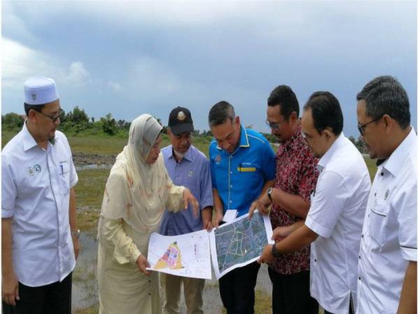 Zuraida diberikan penerangan tentang KT Sentral sewaktu mengadakan lawatan tapak di Bandar Baharu Bukit Besar di sini semalam.