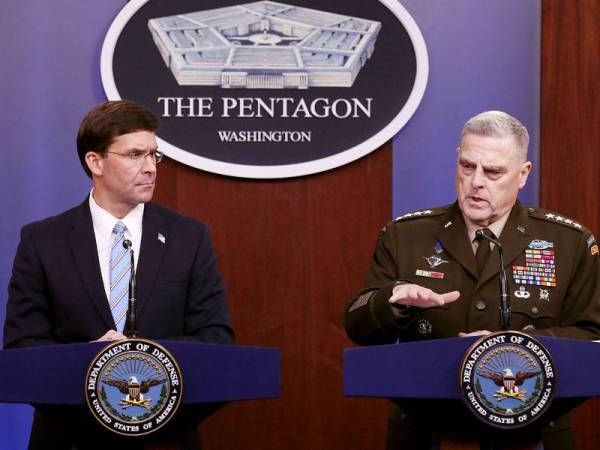 Mark Esper (kiri) dan Pengerusi Ketua Turus, Jeneral Mark Milley mengadakan sidang akhbar di Pentagon sehari selepas pengumuman kematian Abu Bakr al-Baghdadi dalam serangan tentera AS di Syria. - Foto: AFP