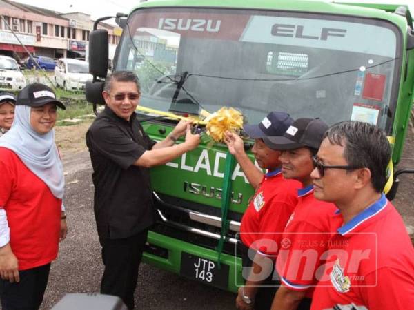 PPK Pontian Selatan menerima sebuah lori baharu melalui pembiayaan pinjaman tanpa faedah. - FOTO ASRIL ASWANDI SHUKOR