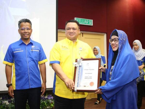 Tuanku Syed Faizuddin berkenan mengurniakan watikah pelantikan sasterawan Di Universiti dan Prof Adjung UniMAP kepada Sasterawan Negara, Datuk Prof Dr Zurinah Hassan sambil diperhatikan Badlishah.