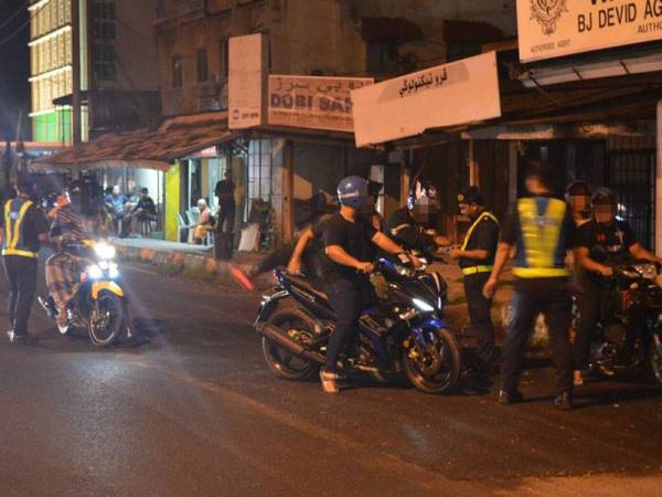 Pemeriksaan yang dilakukan anggota JPJ dalam operasi di Jalan Kuala Krai malam tadi.