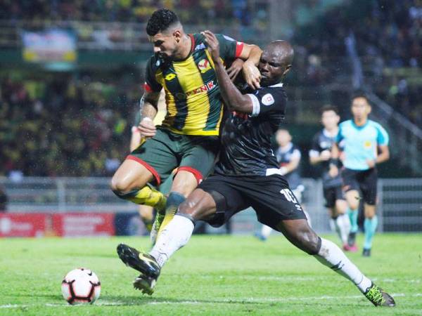 Renan (kiri) tidak dapat beraksi pada aksi final Piala Malaysia Sabtu ini ekoran menjalani penggantungan perlawanan. FOTO: MOHD ASYRAAF