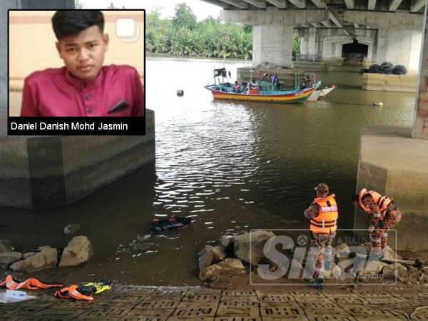 Anggota bomba sedang melakukan kerja-kerja mencari mangsa di lokasi di Sungai Kampung Seberang Tuan Chik, Kuala Nerus